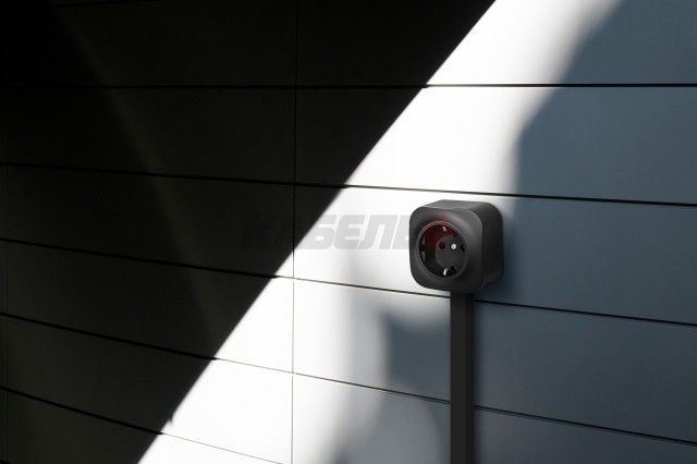 QUTEO Розетка 1-местная для открытой установки с заземлением с защитными шторками 16Ачёрный матовый