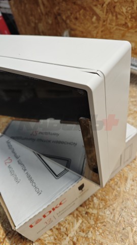 Щиток 12 мод настенный FRAME, белый, с тонированной дверцей, с 2 шинами PEN на 6 и 8 отв. DKC