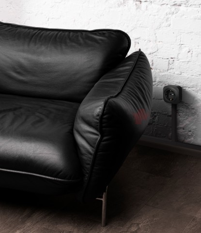 QUTEO Розетка 1-местная для открытой установки с заземлением с защитными шторками 16Ачёрный матовый