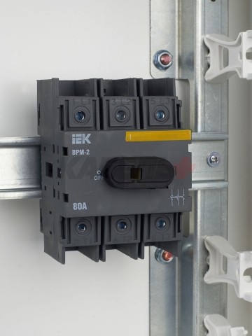 Выключатель-разъединитель модульный ВРМ-2 3P 80А IEK