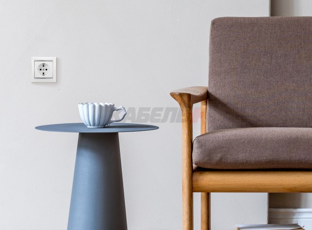 Valena - Розетка 2P+E нем. стд. белая