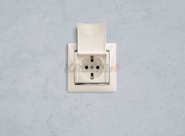 VALENA Розетка 1-местная с заземлением с защитными шторками и крышкой 16А IP20 белый