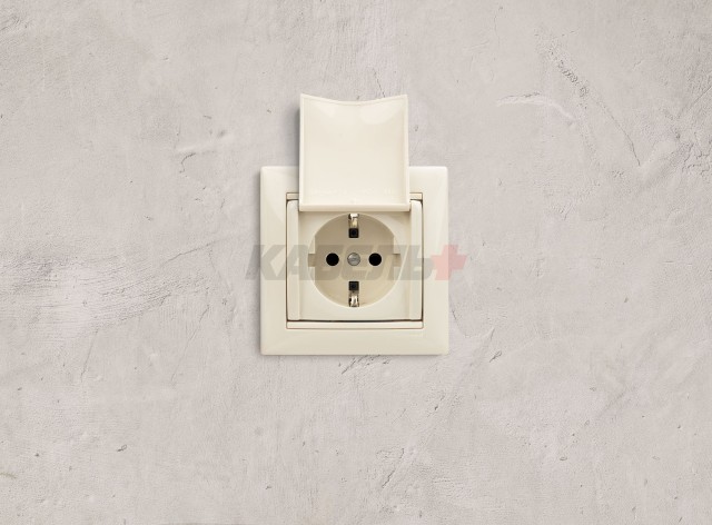 VALENA Розетка 1-местная с заземлением с защитными шторками и крышкой 16А IP20 слоновая кость