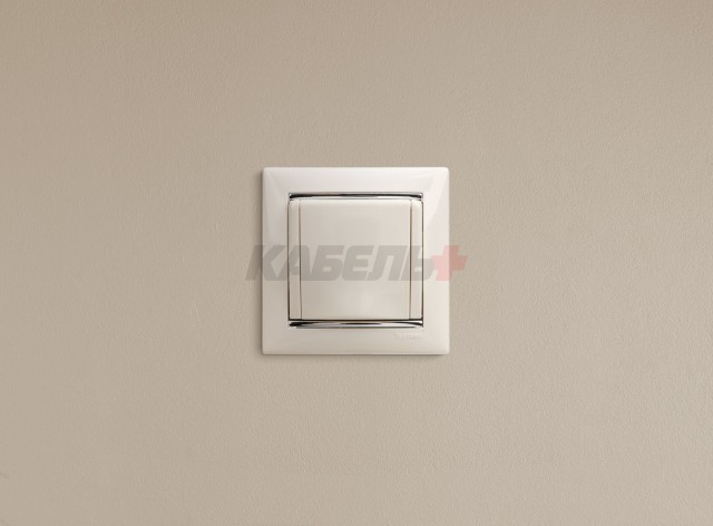 VALENA Розетка 1-местная с заземлением с защитными шторками и крышкой 16А IP20 белый