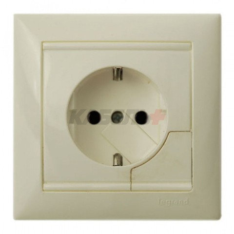 Valena - Розетка 2P+E нем. стд. автовыброс, сл.кость