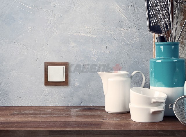 VALENA Розетка 1-местная с заземлением с защитными шторками и крышкой 16А IP20 слоновая кость