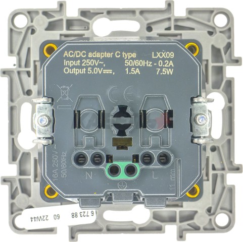 ETIKA Розетка 1-местная с заземлением с защитными шторками безвинтовые зажимы 16А с USB C 7,5Вт слоновая кость