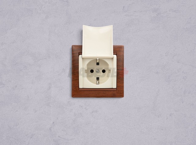 VALENA Розетка 1-местная с заземлением с защитными шторками и крышкой 16А IP20 слоновая кость