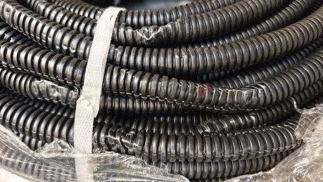 Труба гофрированная ПНД d=20мм с зондом черная (100м) IEK