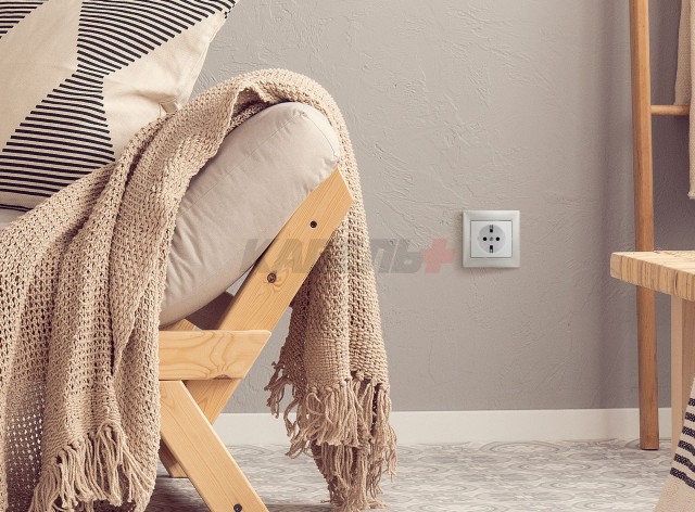 Valena - Розетка 2P+E нем. стд. белая