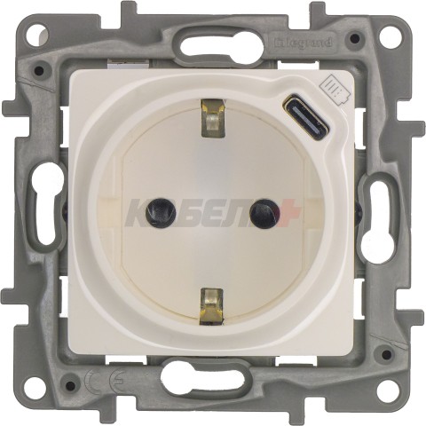 ETIKA Розетка 1-местная с заземлением с защитными шторками безвинтовые зажимы 16А с USB C 7,5Вт белый