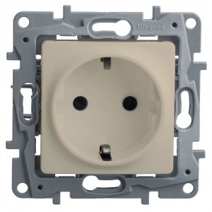 ETIKA Розетка 1-местная с заземлением с защитными шторками 16А 250В слоновая кость