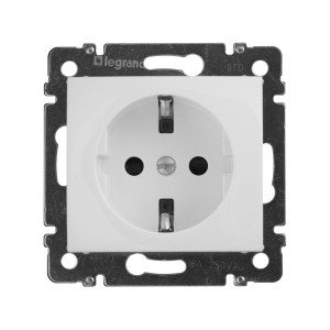 Valena - Розетка 2P+E нем. стд. со шторками белая