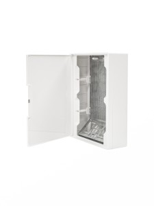 Щиток 24 мод настенный слаботочный Фрейм (FRAME), белый, с белой дверцей, с монтажной платой, 1 розеткой (арт. 76482B) и установочной рамкой