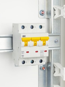 KARAT Автоматический выключатель ВА47-60M 3P B 25А 6кА IEK