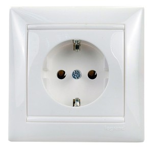 Valena - Розетка 2P+E нем. стд. в сборе, белая