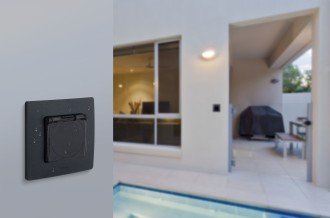 ETIKA Розетка 1-местная с заземлением с защитными шторками и крышкой 16А IP44 антрацит