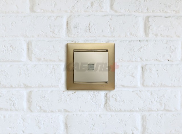 VALENA Выключатель 1-клавишный с подсветкой схема 1L 10А безвинтовое крепление слоновая кость