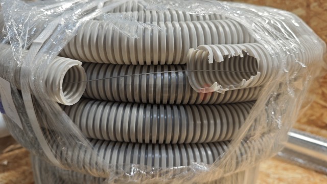 ELASTA Труба гофрированная ПВХ d=40мм с зондом (15м) IEK