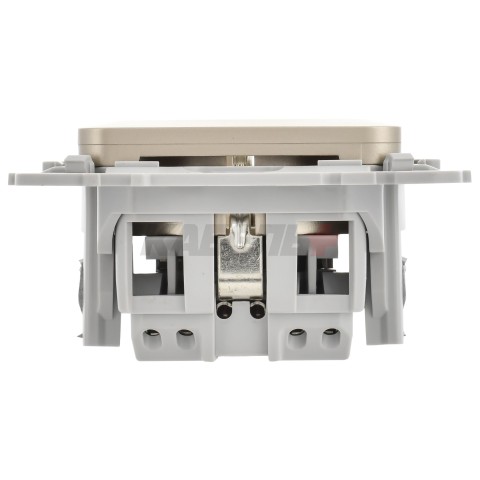 FLITE Розетка с заземлением с защитными шторками безвинтовое крепление 16А РСш11-1-ФлШ шампань IEK