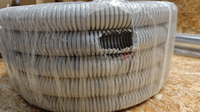 ELASTA Труба гофрированная ПВХ d=40мм с зондом (15м) IEK