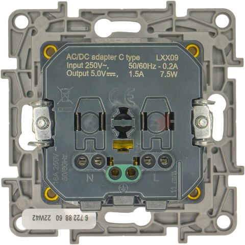 ETIKA Розетка 1-местная с заземлением с защитными шторками безвинтовые зажимы 16А с USB C 7,5Вт белый