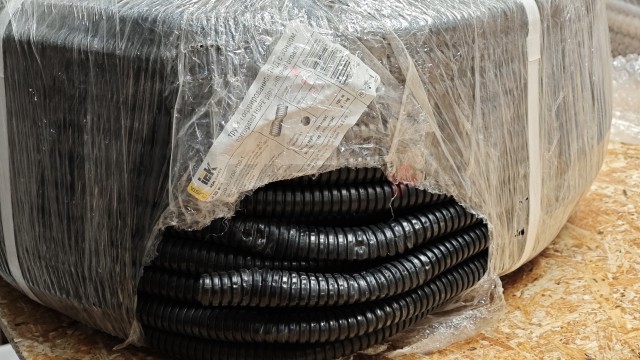 Труба гофрированная ПНД d=20мм с зондом черная (100м) IEK