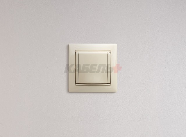 VALENA Розетка 1-местная с заземлением с защитными шторками и крышкой 16А IP20 слоновая кость