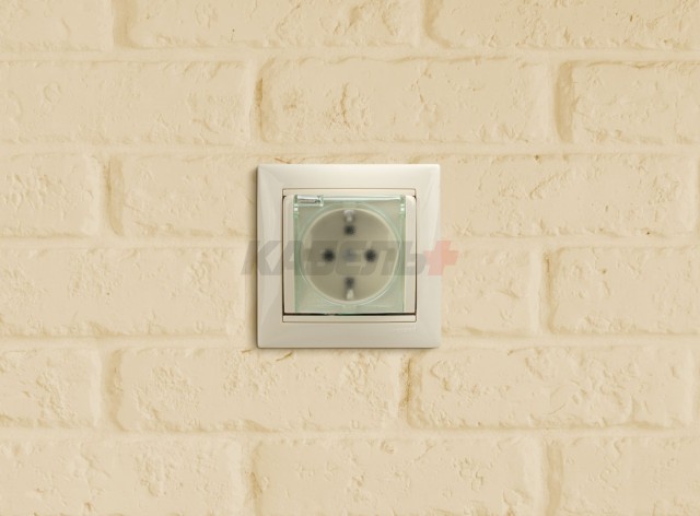 VALENA Розетка 1-местная с заземлением с защитными шторками и крышкой 16А IP44 слоновая кость