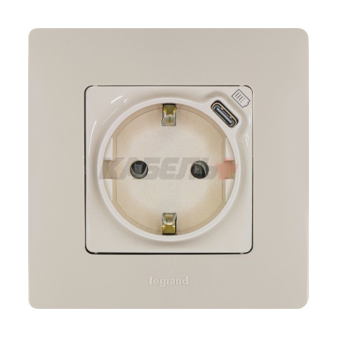 ETIKA Розетка 1-местная с заземлением с защитными шторками безвинтовые зажимы 16А с USB C 7,5Вт слоновая кость