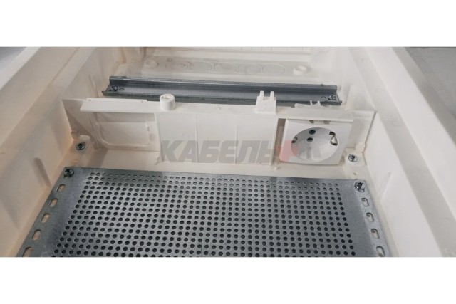 U60ES 5/1, Щит встраиваемый комбинированный 5/1 с металл. дверцей, IP30