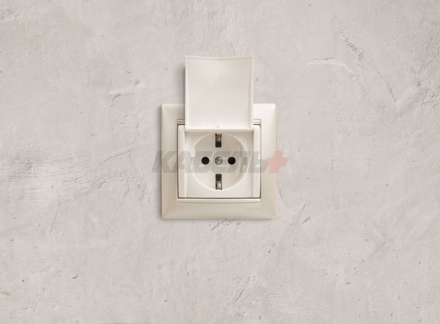 VALENA Розетка 1-местная с заземлением с защитными шторками и крышкой 16А IP20 белый
