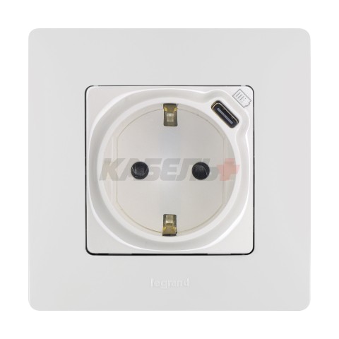 ETIKA Розетка 1-местная с заземлением с защитными шторками безвинтовые зажимы 16А с USB C 7,5Вт белый