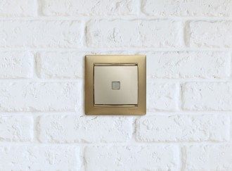 VALENA Выключатель 1-клавишный с подсветкой схема 1L 10А безвинтовое крепление слоновая кость