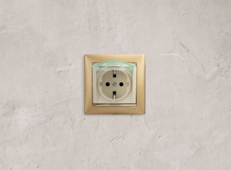 VALENA Розетка 1-местная с заземлением с защитными шторками и крышкой 16А IP44 слоновая кость