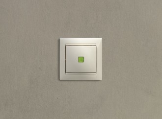 VALENA Выключатель 1-клавишный с подсветкой схема 1L 10А безвинтовое крепление слоновая кость