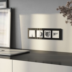 W0041108/ Рамка на 4 поста Favorit (черный,стекло)