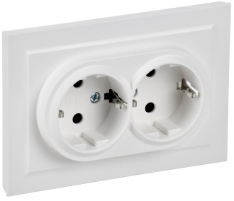 BRITE Розетка 2-местная с заземлением с защитными шторками 16А в сборе РСш12-3-БрАБ арктический белый IEK