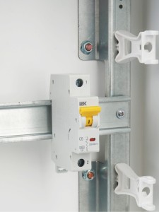 KARAT Автоматический выключатель ВА47-60M 1P C 6А 6кА IEK