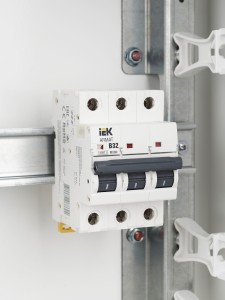 ARMAT Автоматический выключатель M06N 3P B 32А IEK