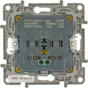 ETIKA Розетка 1-местная с заземлением с защитными шторками безвинтовые зажимы 16А с USB C 7,5Вт белый