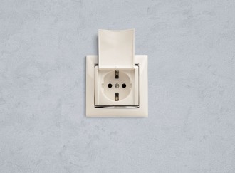 VALENA Розетка 1-местная с заземлением с защитными шторками и крышкой 16А IP20 белый