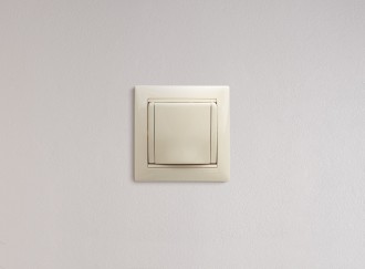 VALENA Розетка 1-местная с заземлением с защитными шторками и крышкой 16А IP20 слоновая кость