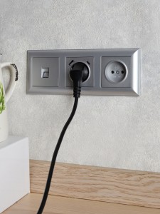 BRITE Розетка 1-местная с заземлением с защитными шторками 16А с USB A+C 18Вт РЮш11-1-БрА алюминий IEK