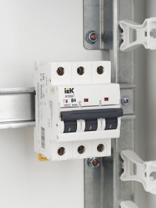 ARMAT Автоматический выключатель M06N 3P B 4А IEK
