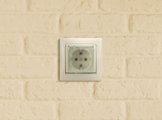 VALENA Розетка 1-местная с заземлением с защитными шторками и крышкой 16А IP44 слоновая кость