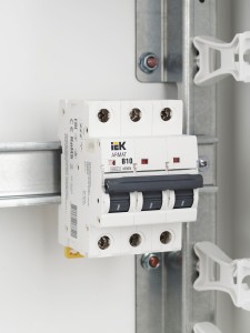 ARMAT Автоматический выключатель M06N 3P B 10А IEK