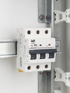 ARMAT Автоматический выключатель M06N 3P D 25А IEK