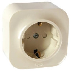 QUTEO Розетка 1-местная для открытой установки с заземлением с защитными шторками 16Аслоновая кость