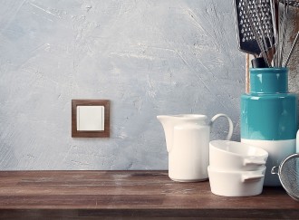 VALENA Розетка 1-местная с заземлением с защитными шторками и крышкой 16А IP20 слоновая кость